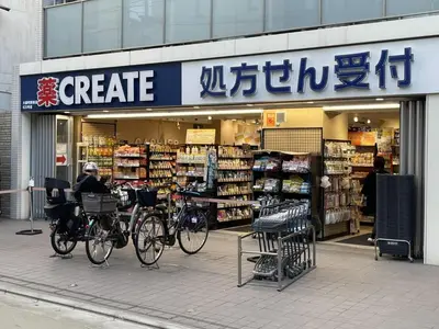 two bikes parked in front of a grocery store at Omorinishi 3chome House in Tokyo