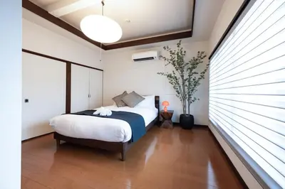 a bedroom with a bed and a large window at \u3077\u3075\u304b\u767d\u9b1a in Tokyo