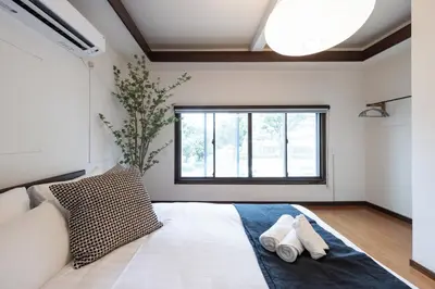 a bedroom with a large bed and a window at \u3077\u3075\u304b\u767d\u9b1a in Tokyo