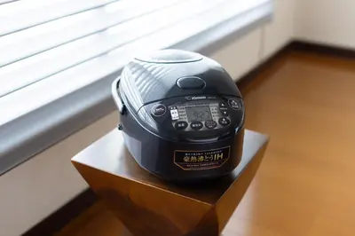 a black toaster sitting on top of a table at \u3077\u3075\u304b\u767d\u9b1a in Tokyo