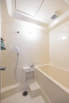 a bathroom with a bath tub and a shower at \u3077\u3075\u304b\u767d\u9b1a in Tokyo