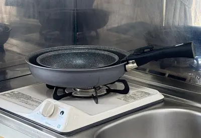 a pan sitting on top of a pot on a stove at \u30a2\u30b9\u30d4\u30a2502 7-minute walk from Nishi-Sugamo Station 9-minute walk from Sugamo Station 1-minute walk from Koshinzuka WiFi available in Tokyo