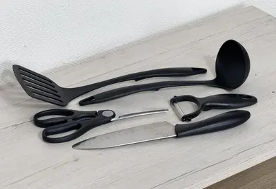 a group of kitchen utensils sitting on a table at \u30a2\u30b9\u30d4\u30a2502 7-minute walk from Nishi-Sugamo Station 9-minute walk from Sugamo Station 1-minute walk from Koshinzuka WiFi available in Tokyo