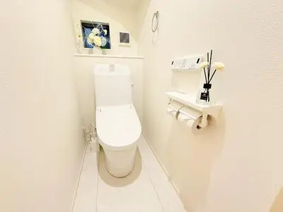 a white bathroom with a toilet and a sink at \u5409\u5c4b2\u53f7\u9928 in Tokyo