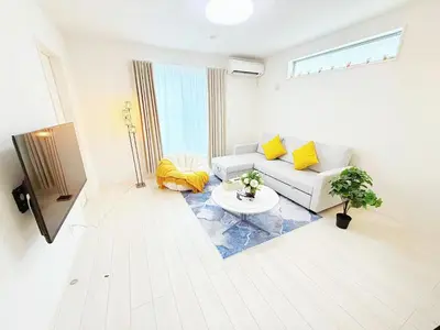 a living room with a couch and a table at \u5409\u5c4b2\u53f7\u9928 in Tokyo