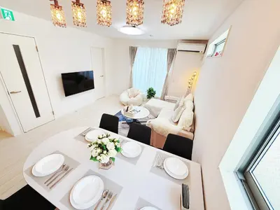 a living room with a white table and chairs at \u5409\u5c4b2\u53f7\u9928 in Tokyo