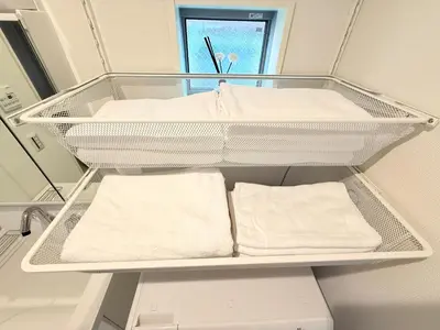 a shelf in a hospital room with towels at \u5409\u5c4b2\u53f7\u9928 in Tokyo