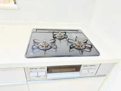 a stove top oven in a white kitchen at \u5409\u5c4b2\u53f7\u9928 in Tokyo