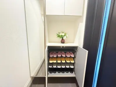 a cupboard with a vase of flowers in it at \u5409\u5c4b2\u53f7\u9928 in Tokyo