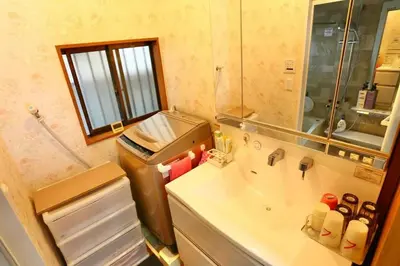 a bathroom with a sink and a washer at \u677f\u6865\u533a\u5927\u5c71\u5bb6\u5ead\u6700\u6b22\u8fce in Tokyo