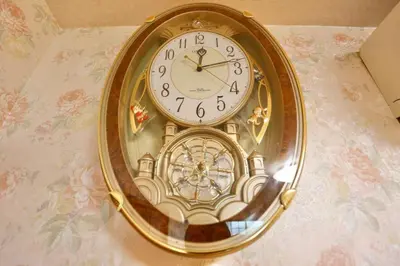 a clock is hanging on a wall at \u677f\u6865\u533a\u5927\u5c71\u5bb6\u5ead\u6700\u6b22\u8fce in Tokyo