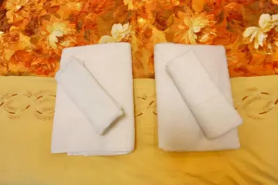 two white napkins sitting on top of a table at \u677f\u6865\u533a\u5927\u5c71\u5bb6\u5ead\u6700\u6b22\u8fce in Tokyo