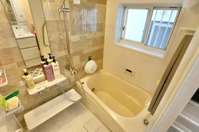 a bathroom with a shower and a tub and a toilet at \u677f\u6865\u533a\u5927\u5c71\u5bb6\u5ead\u6700\u6b22\u8fce in Tokyo