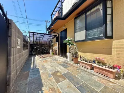 a house with a courtyard with potted plants on it at \u677f\u6865\u533a\u5927\u5c71\u5bb6\u5ead\u6700\u6b22\u8fce in Tokyo
