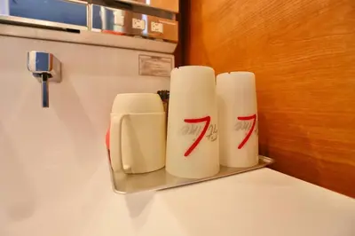 two white coffee cups sitting on a tray on a counter at \u677f\u6865\u533a\u5927\u5c71\u5bb6\u5ead\u6700\u6b22\u8fce in Tokyo