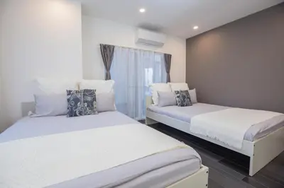 a bedroom with two beds and a window at \u5927\u4e45\u4fdd\u30b3\u30ea\u30a2\u30f3\u30bf\u30a6\u30f3\u76f4\u901a \u5317\u65b0\u5bbf\u306e\u30e2\u30c0\u30f3\u30b2\u30b9\u30c8\u30cf\u30a6\u30b9 YoYi in Tokyo