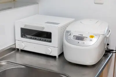 a microwave and a toaster oven on a kitchen counter at DREAM STAY Urayasu in Tokyo