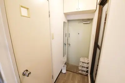 a bathroom with a shower and a glass door at \u30d5\u30e9\u30c3\u30c8\u5409\u6751 202 in Tokyo