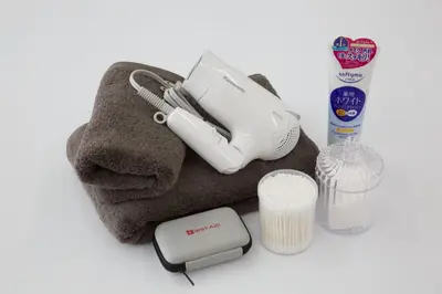 a hair dryer and a blow dryer on a towel at Oliver 501 in Tokyo