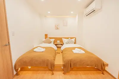 two twin beds in a small room withermottermottermott at \u65b0\u5c0f\u5ca9\u99c5\u5f92\u6b696\u5206 50\u5e73 2DK \u6709\u53a8\u623f \u6771\u4eac13\u5206 Skytree15\u5206 in Tokyo