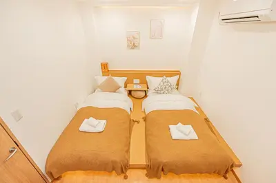 two beds in a small room next to each other at \u65b0\u5c0f\u5ca9\u99c5\u5f92\u6b696\u5206 50\u5e73 2DK \u6709\u53a8\u623f \u6771\u4eac13\u5206 Skytree15\u5206 in Tokyo
