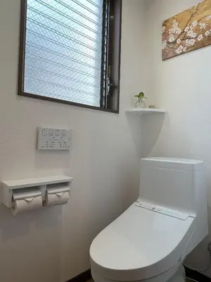 a white toilet in a bathroom with a window at \u6771\u4eac\u6d45\u8349\u30a4\u30f3501 in Tokyo