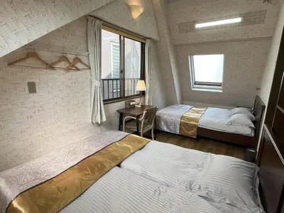 a small bedroom with two beds and a window at \u6771\u4eac\u6d45\u8349\u30a4\u30f3501 in Tokyo