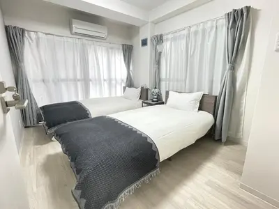 a bedroom with two beds and a window at \u5c71\u624b\u7dda\u6c60\u888b\u99c5\u5f92\u6b6915\u5206 \u5927\u585a\u99c5\u5f92\u6b6910\u5206 in Tokyo