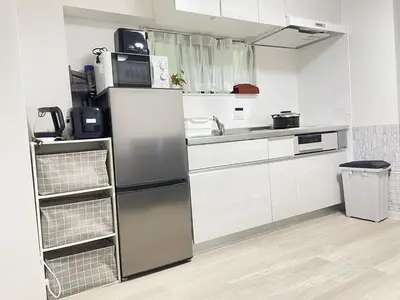 a kitchen with a refrigerator and a sink at \u5c71\u624b\u7dda\u6c60\u888b\u99c5\u5f92\u6b6915\u5206 \u5927\u585a\u99c5\u5f92\u6b6910\u5206 in Tokyo