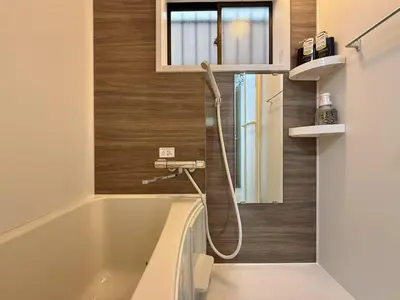 a bathroom with a shower and a tub and a sink at \u5c71\u624b\u7dda\u6c60\u888b\u99c5\u5f92\u6b6915\u5206 \u5927\u585a\u99c5\u5f92\u6b6910\u5206 in Tokyo