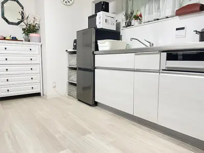 a kitchen with white cabinets and a sink at \u5c71\u624b\u7dda\u6c60\u888b\u99c5\u5f92\u6b6915\u5206 \u5927\u585a\u99c5\u5f92\u6b6910\u5206 in Tokyo