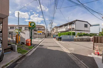 a street with a parking sign on the side of the road at Asuka Guesthouse \u5bbf-\u98db\u9ce5 in Tokyo