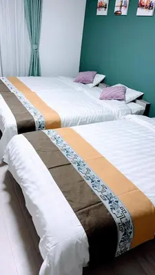 two beds sitting next to each other in a room at sunflower house in Tokyo