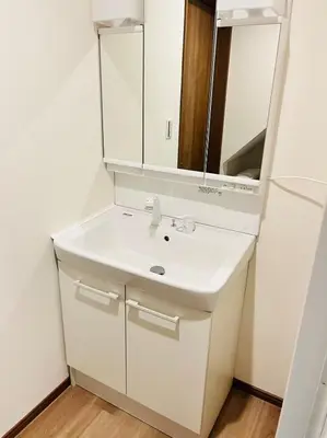 a bathroom with a white sink and a mirror at Arashi - Ikebukuro 10 min Shinjuku 20 min in Tokyo