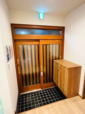 a room with a large door with a tile floor at Arashi - Ikebukuro 10 min Shinjuku 20 min in Tokyo