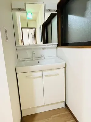 a bathroom with a white sink and a mirror at Arashi - Ikebukuro 10 min Shinjuku 20 min in Tokyo