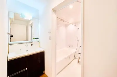a bathroom with a sink and a tub and a toilet at SATELLITE HOTEL Yoyogi Park \u30b5\u30c6\u30e9\u30a4\u30c8\u30db\u30c6\u30eb\u4ee3\u3005\u6728\u516c\u5712 in Tokyo
