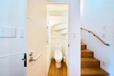 a bathroom with a toilet in a stair case at SATELLITE HOTEL Yoyogi Park \u30b5\u30c6\u30e9\u30a4\u30c8\u30db\u30c6\u30eb\u4ee3\u3005\u6728\u516c\u5712 in Tokyo