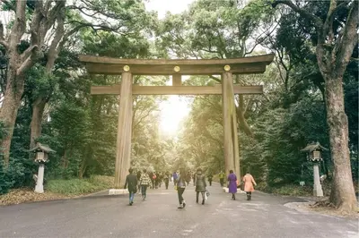 a group of people walking in front of a torii gate at SATELLITE HOTEL Yoyogi Park \u30b5\u30c6\u30e9\u30a4\u30c8\u30db\u30c6\u30eb\u4ee3\u3005\u6728\u516c\u5712 in Tokyo