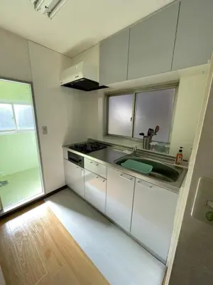a kitchen with white cabinets and a sink at \u8c4a\u5cf6\u5927\u585a\u685c\u6c11\u5bbf in Tokyo