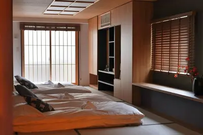 a row of beds in a room with windows at \u6d45\u8349\u82d1 in Tokyo