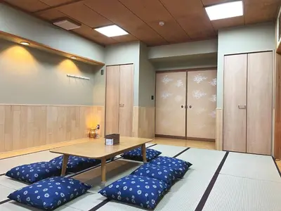 a conference room with a table and blue pillows at \u6771\u4eac\u6d45\u8349\u30a4\u30f3201 in Tokyo