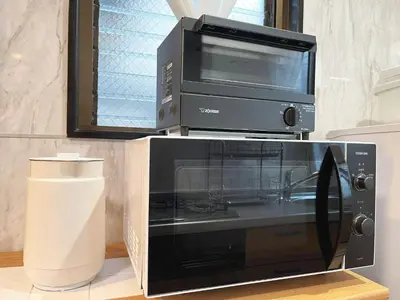 a microwave and a toaster oven on a counter at \u6771\u4eac\u6d45\u8349\u30a4\u30f3201 in Tokyo