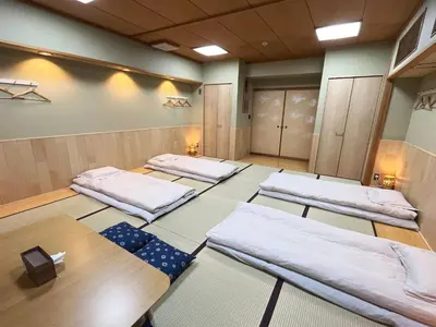 a sauna with four beds in a room at \u6771\u4eac\u6d45\u8349\u30a4\u30f3201 in Tokyo