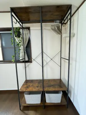 a book shelf in a room with two baskets at \u5c0f\u5ca93LDK\u4e00\u8ed2\u5bb6 3 BDR House in Koiwa \u548c\u5fc3\u306e\u5bb6 in Tokyo