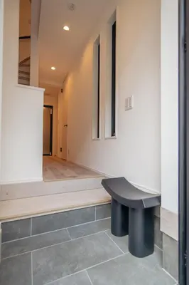 a room with a bench and a hallway at Mi-Villa SHIBUYA HONMACHI in Tokyo