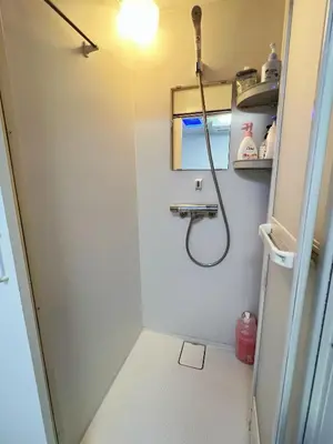a small bathroom with a shower and a sink at \u6e21\u8fb9\u30d3\u30eb103 in Tokyo