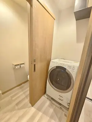 a washer and dryer in a small room at Nanayado Asakusa Okachimachi in Tokyo