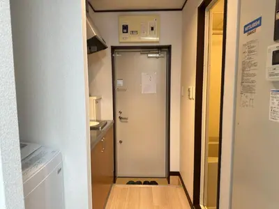 a hallway with a door leading to a kitchen at West Shinjuku Nakano Family Inn in Tokyo
