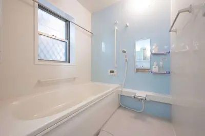 a white bathroom with a tub and a window at bai\u56db\u3064\u67282\u4e01\u76ee101 in Tokyo